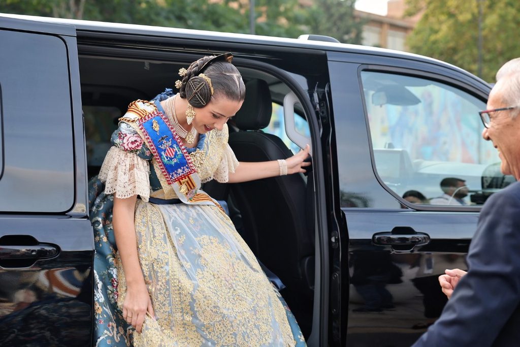De elegidas a despedirse: Carmen Prades y Marta Mercader regresan al Roig Arena un año después 44 Las Falleras Mayores de Valencia Carmen Prades y Marta Mercader acompanadas por sus Cortes de Honor han llegado al Roig Arena 105 Mediana