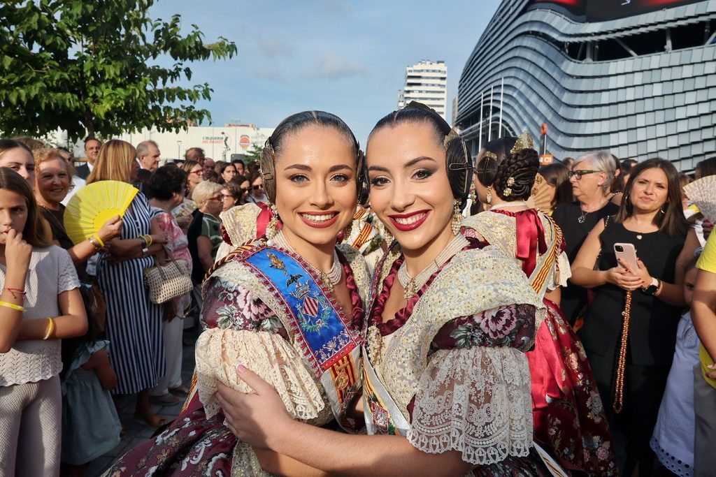 De elegidas a despedirse: Carmen Prades y Marta Mercader regresan al Roig Arena un año después 45 Las Falleras Mayores de Valencia Carmen Prades y Marta Mercader acompanadas por sus Cortes de Honor han llegado al Roig Arena 106 Mediana