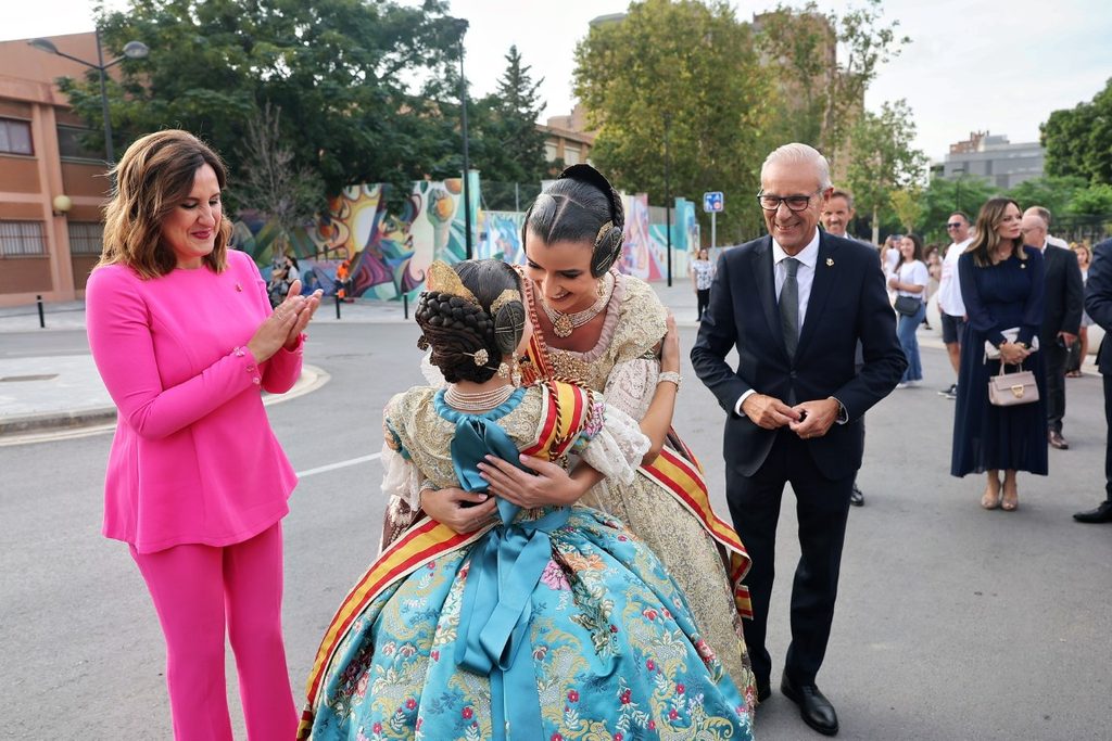 De elegidas a despedirse: Carmen Prades y Marta Mercader regresan al Roig Arena un año después 43 Las Falleras Mayores de Valencia Carmen Prades y Marta Mercader acompanadas por sus Cortes de Honor han llegado al Roig Arena 107 Mediana
