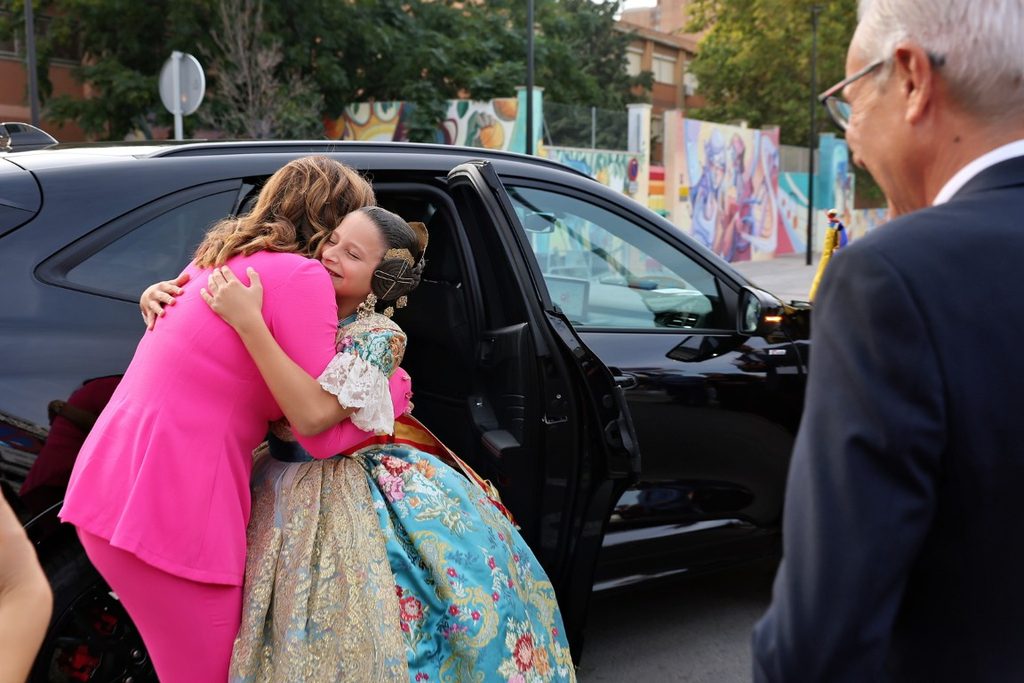 De elegidas a despedirse: Carmen Prades y Marta Mercader regresan al Roig Arena un año después 37 Las Falleras Mayores de Valencia Carmen Prades y Marta Mercader acompanadas por sus Cortes de Honor han llegado al Roig Arena 13 Mediana