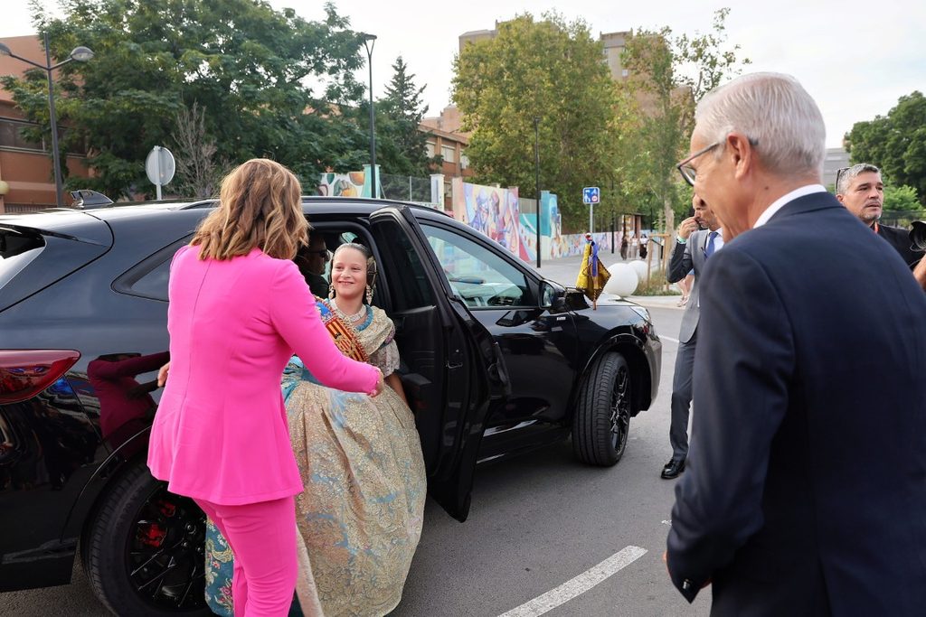 De elegidas a despedirse: Carmen Prades y Marta Mercader regresan al Roig Arena un año después 36 Las Falleras Mayores de Valencia Carmen Prades y Marta Mercader acompanadas por sus Cortes de Honor han llegado al Roig Arena 14 Mediana