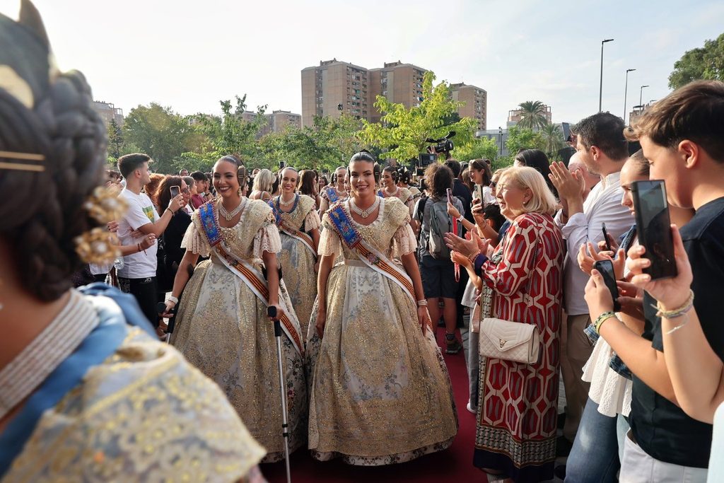 De elegidas a despedirse: Carmen Prades y Marta Mercader regresan al Roig Arena un año después 39 Las Falleras Mayores de Valencia Carmen Prades y Marta Mercader acompanadas por sus Cortes de Honor han llegado al Roig Arena 2 Mediana