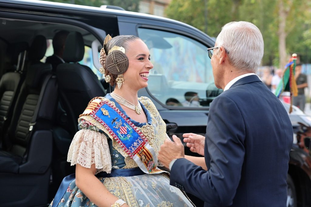 De elegidas a despedirse: Carmen Prades y Marta Mercader regresan al Roig Arena un año después 35 Las Falleras Mayores de Valencia Carmen Prades y Marta Mercader acompanadas por sus Cortes de Honor han llegado al Roig Arena 20 Mediana