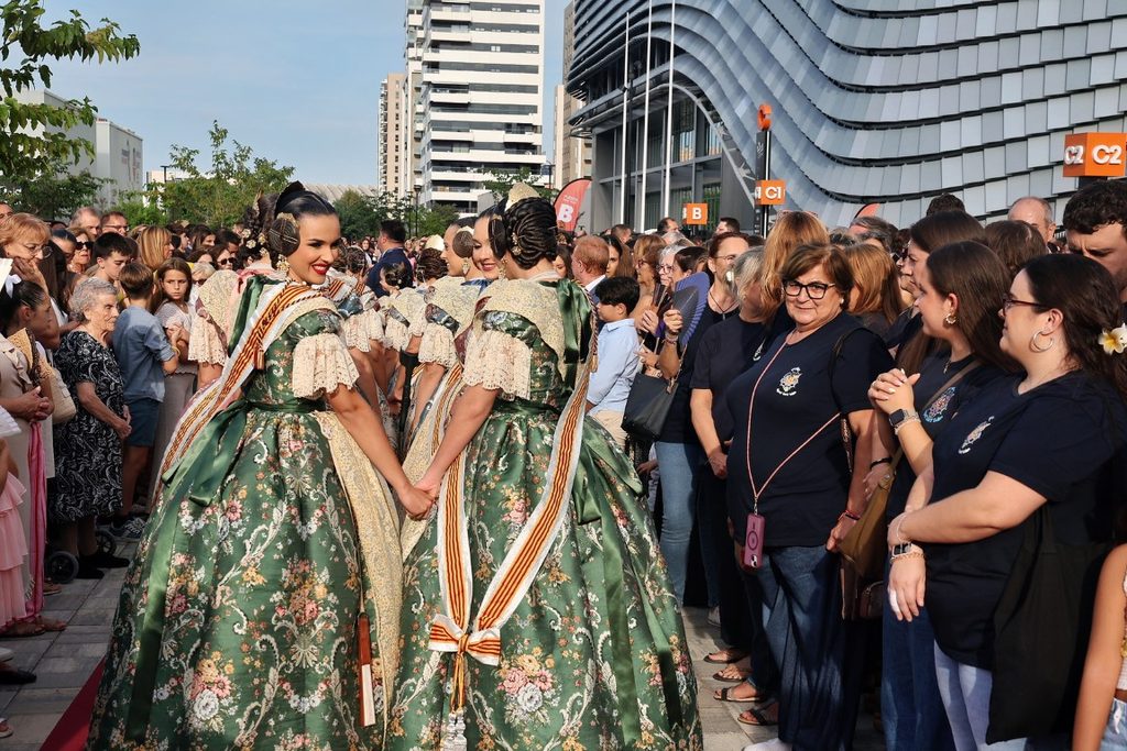 De elegidas a despedirse: Carmen Prades y Marta Mercader regresan al Roig Arena un año después 34 Las Falleras Mayores de Valencia Carmen Prades y Marta Mercader acompanadas por sus Cortes de Honor han llegado al Roig Arena 21 Mediana