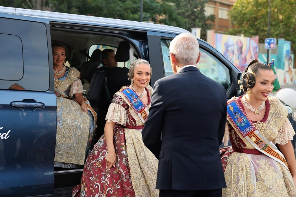 De elegidas a despedirse: Carmen Prades y Marta Mercader regresan al Roig Arena un año después 30 Las Falleras Mayores de Valencia Carmen Prades y Marta Mercader acompanadas por sus Cortes de Honor han llegado al Roig Arena 23 Mediana