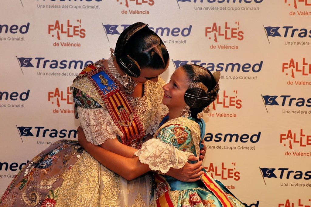 De elegidas a despedirse: Carmen Prades y Marta Mercader regresan al Roig Arena un año después 68 Las Falleras Mayores de Valencia Carmen Prades y Marta Mercader acompanadas por sus Cortes de Honor han llegado al Roig Arena 28 Mediana