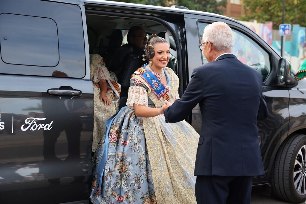 De elegidas a despedirse: Carmen Prades y Marta Mercader regresan al Roig Arena un año después 31 Las Falleras Mayores de Valencia Carmen Prades y Marta Mercader acompanadas por sus Cortes de Honor han llegado al Roig Arena 29 Mediana