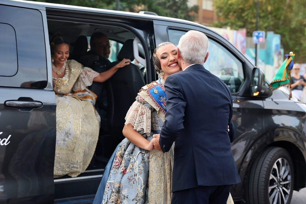 De elegidas a despedirse: Carmen Prades y Marta Mercader regresan al Roig Arena un año después 41 Las Falleras Mayores de Valencia Carmen Prades y Marta Mercader acompanadas por sus Cortes de Honor han llegado al Roig Arena 3 Mediana