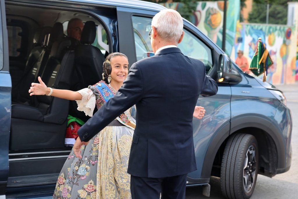 De elegidas a despedirse: Carmen Prades y Marta Mercader regresan al Roig Arena un año después 32 Las Falleras Mayores de Valencia Carmen Prades y Marta Mercader acompanadas por sus Cortes de Honor han llegado al Roig Arena 30 Mediana