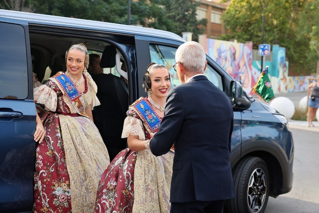 De elegidas a despedirse: Carmen Prades y Marta Mercader regresan al Roig Arena un año después 28 Las Falleras Mayores de Valencia Carmen Prades y Marta Mercader acompanadas por sus Cortes de Honor han llegado al Roig Arena 31 Mediana