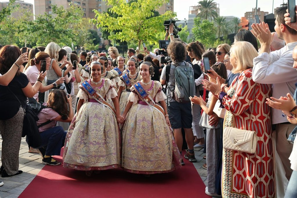 Las Falleras Mayores de Valencia Carmen Prades y Marta Mercader acompanadas por sus Cortes de Honor han llegado al Roig Arena 32 Mediana
