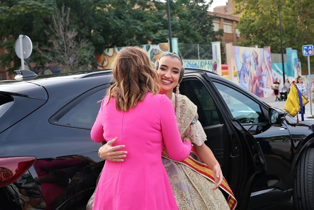 De elegidas a despedirse: Carmen Prades y Marta Mercader regresan al Roig Arena un año después 40 Las Falleras Mayores de Valencia Carmen Prades y Marta Mercader acompanadas por sus Cortes de Honor han llegado al Roig Arena 4 Mediana