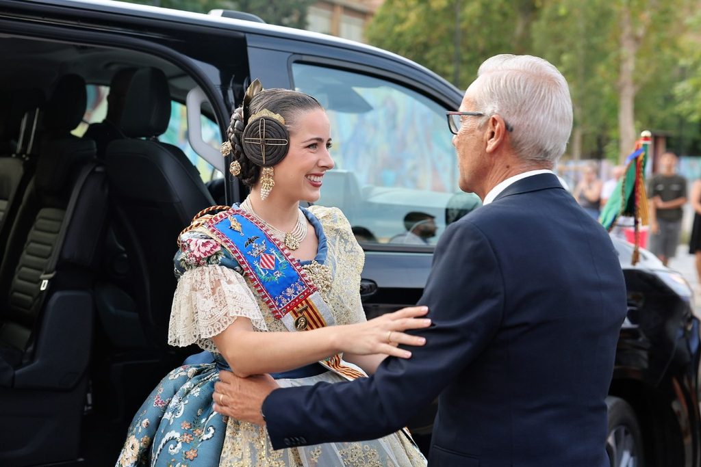 De elegidas a despedirse: Carmen Prades y Marta Mercader regresan al Roig Arena un año después 70 Las Falleras Mayores de Valencia Carmen Prades y Marta Mercader acompanadas por sus Cortes de Honor han llegado al Roig Arena 46 Mediana