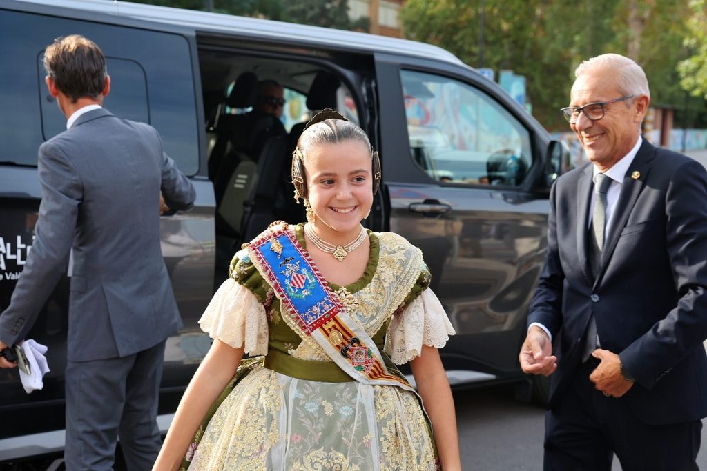 De elegidas a despedirse: Carmen Prades y Marta Mercader regresan al Roig Arena un año después 23 Las Falleras Mayores de Valencia Carmen Prades y Marta Mercader acompanadas por sus Cortes de Honor han llegado al Roig Arena 48 Mediana