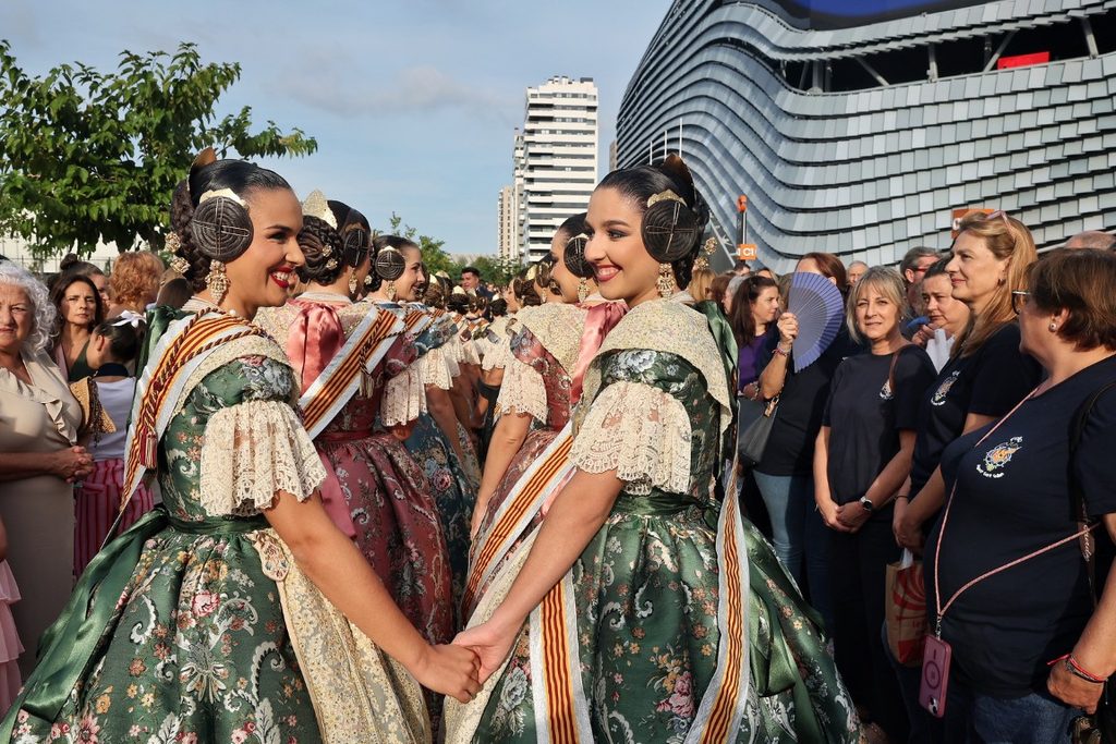 De elegidas a despedirse: Carmen Prades y Marta Mercader regresan al Roig Arena un año después 22 Las Falleras Mayores de Valencia Carmen Prades y Marta Mercader acompanadas por sus Cortes de Honor han llegado al Roig Arena 49 Mediana