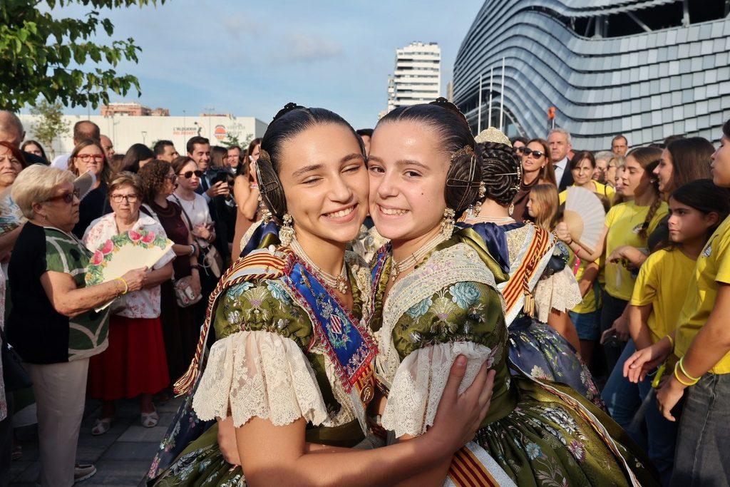 De elegidas a despedirse: Carmen Prades y Marta Mercader regresan al Roig Arena un año después 66 Las Falleras Mayores de Valencia Carmen Prades y Marta Mercader acompanadas por sus Cortes de Honor han llegado al Roig Arena 55 Mediana