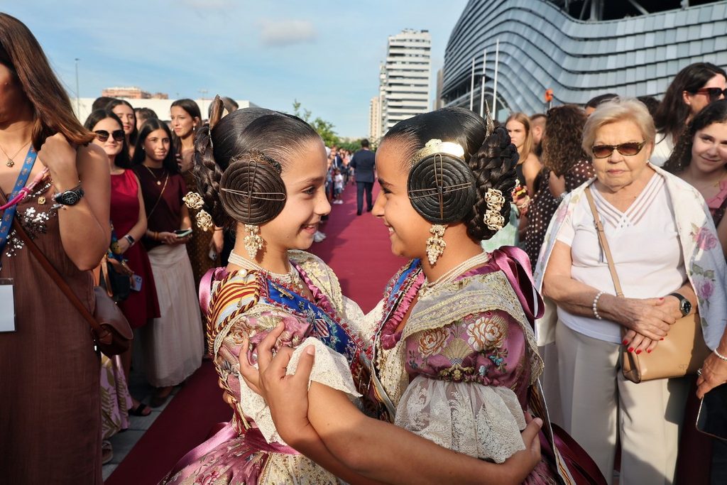 De elegidas a despedirse: Carmen Prades y Marta Mercader regresan al Roig Arena un año después 20 Las Falleras Mayores de Valencia Carmen Prades y Marta Mercader acompanadas por sus Cortes de Honor han llegado al Roig Arena 56 Mediana