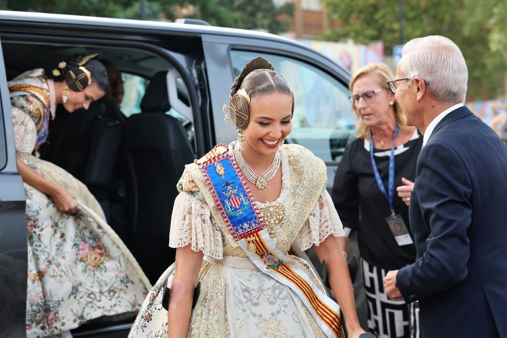 De elegidas a despedirse: Carmen Prades y Marta Mercader regresan al Roig Arena un año después 17 Las Falleras Mayores de Valencia Carmen Prades y Marta Mercader acompanadas por sus Cortes de Honor han llegado al Roig Arena 57 Mediana