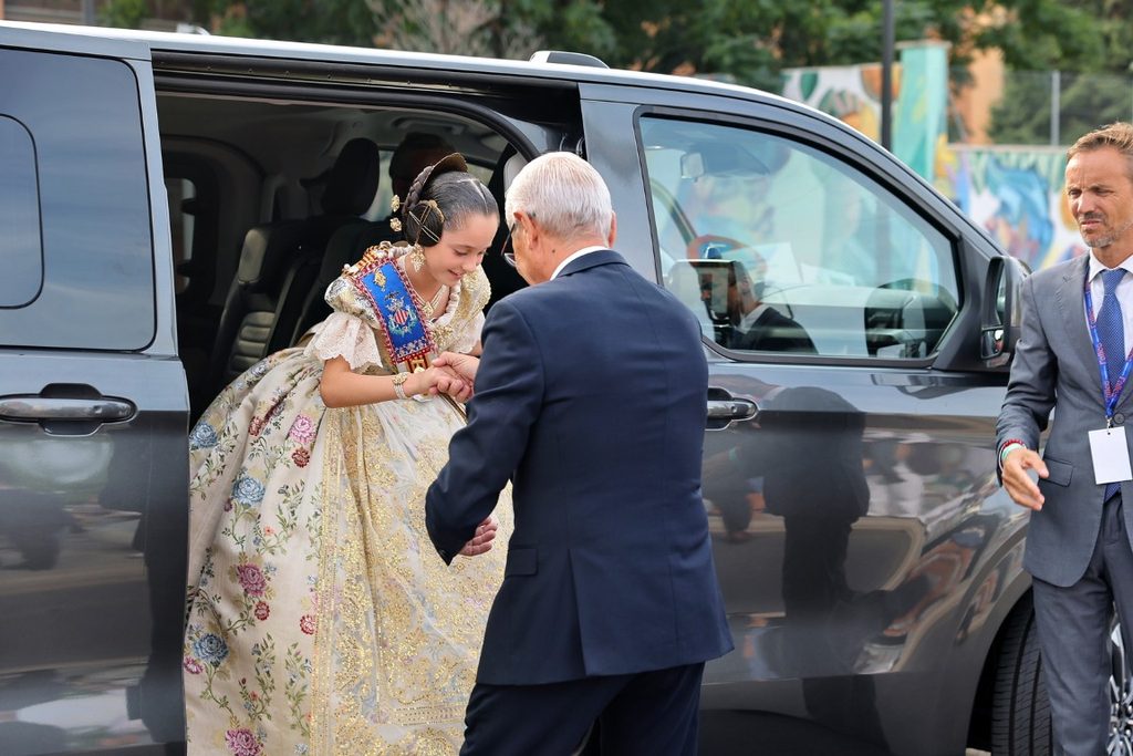 De elegidas a despedirse: Carmen Prades y Marta Mercader regresan al Roig Arena un año después 14 Las Falleras Mayores de Valencia Carmen Prades y Marta Mercader acompanadas por sus Cortes de Honor han llegado al Roig Arena 66 Mediana