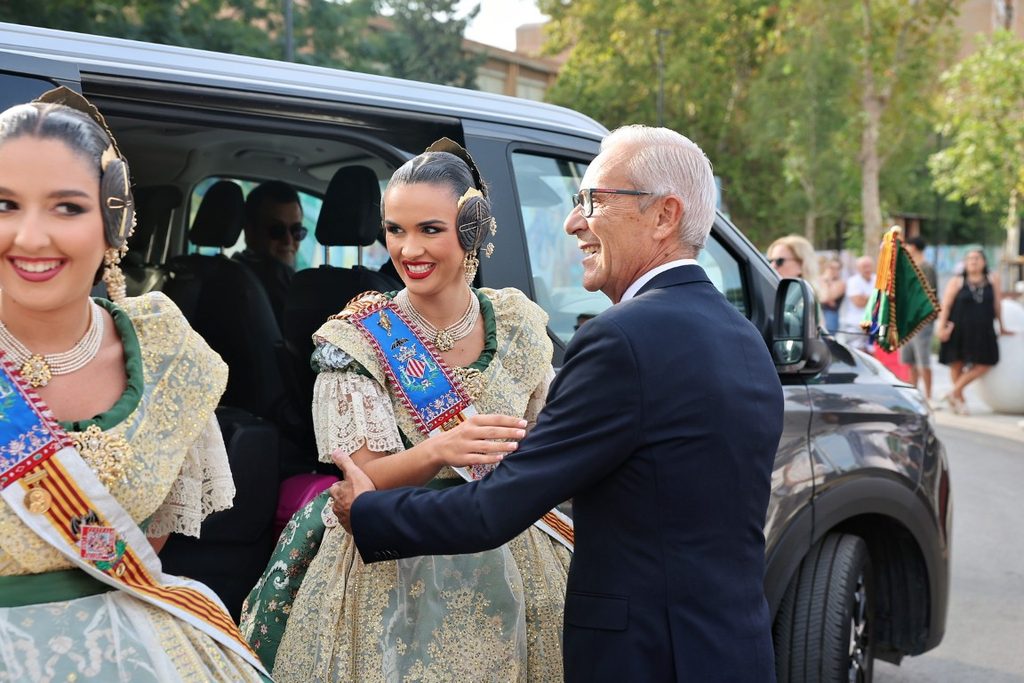 De elegidas a despedirse: Carmen Prades y Marta Mercader regresan al Roig Arena un año después 16 Las Falleras Mayores de Valencia Carmen Prades y Marta Mercader acompanadas por sus Cortes de Honor han llegado al Roig Arena 67 Mediana