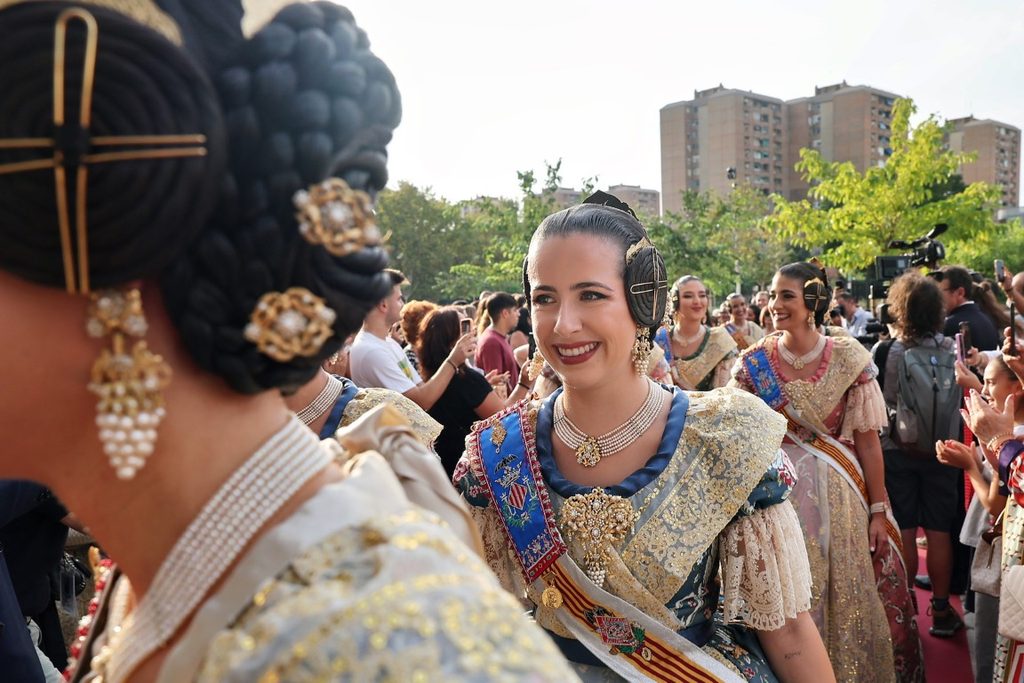 De elegidas a despedirse: Carmen Prades y Marta Mercader regresan al Roig Arena un año después 60 Las Falleras Mayores de Valencia Carmen Prades y Marta Mercader acompanadas por sus Cortes de Honor han llegado al Roig Arena 69 Mediana
