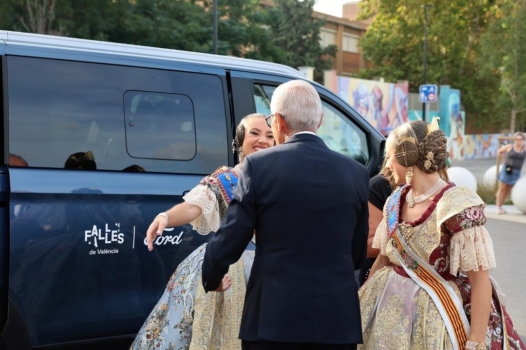 De elegidas a despedirse: Carmen Prades y Marta Mercader regresan al Roig Arena un año después 58 Las Falleras Mayores de Valencia Carmen Prades y Marta Mercader acompanadas por sus Cortes de Honor han llegado al Roig Arena 70 Mediana