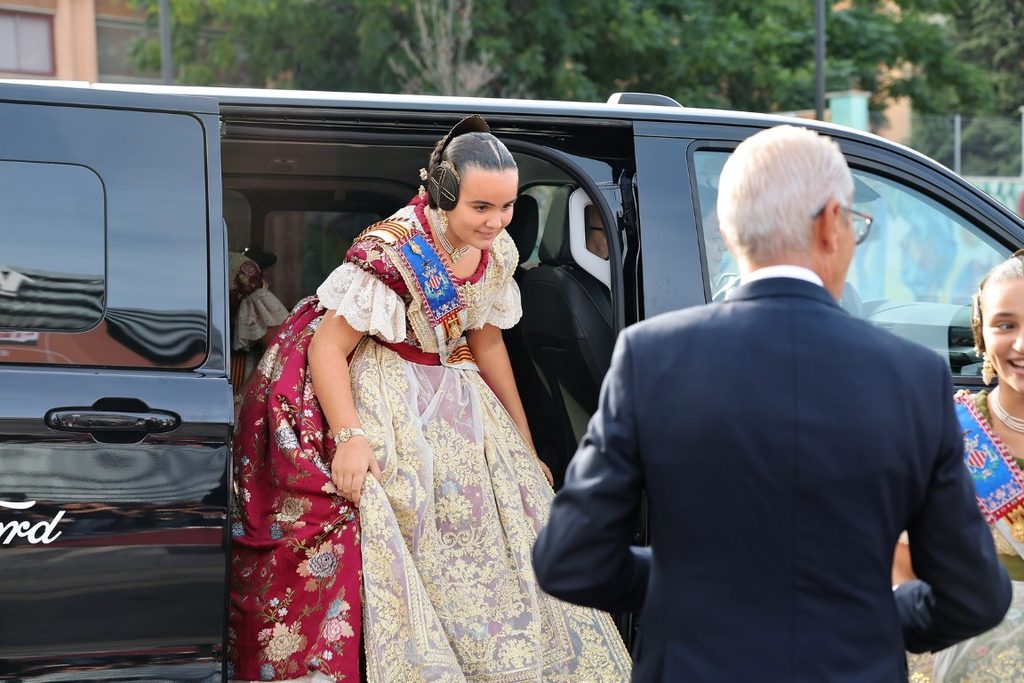 De elegidas a despedirse: Carmen Prades y Marta Mercader regresan al Roig Arena un año después 59 Las Falleras Mayores de Valencia Carmen Prades y Marta Mercader acompanadas por sus Cortes de Honor han llegado al Roig Arena 71 Mediana