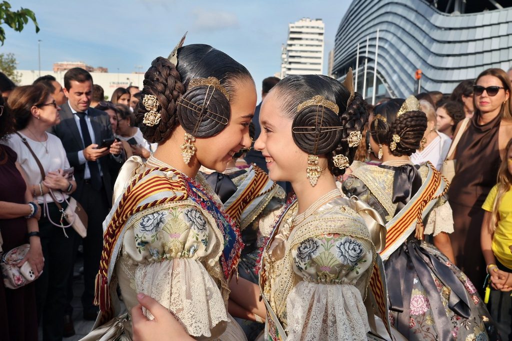 De elegidas a despedirse: Carmen Prades y Marta Mercader regresan al Roig Arena un año después 65 Las Falleras Mayores de Valencia Carmen Prades y Marta Mercader acompanadas por sus Cortes de Honor han llegado al Roig Arena 73 Mediana