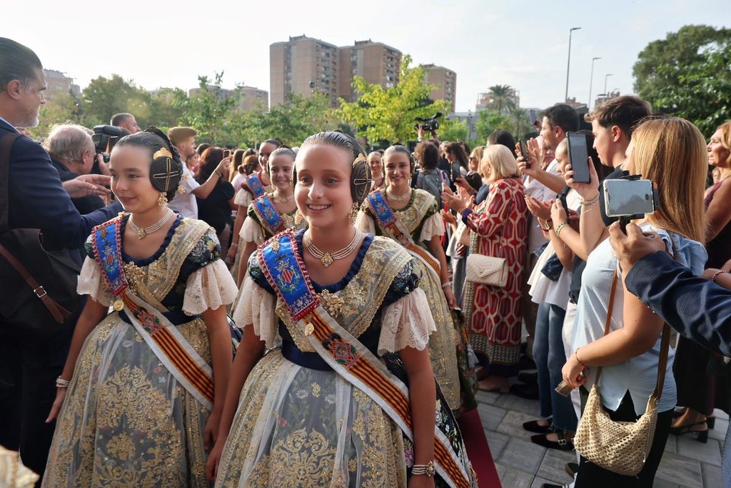 De elegidas a despedirse: Carmen Prades y Marta Mercader regresan al Roig Arena un año después 10 Las Falleras Mayores de Valencia Carmen Prades y Marta Mercader acompanadas por sus Cortes de Honor han llegado al Roig Arena 74 Mediana