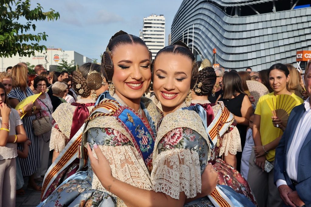 De elegidas a despedirse: Carmen Prades y Marta Mercader regresan al Roig Arena un año después 11 Las Falleras Mayores de Valencia Carmen Prades y Marta Mercader acompanadas por sus Cortes de Honor han llegado al Roig Arena 75 Mediana