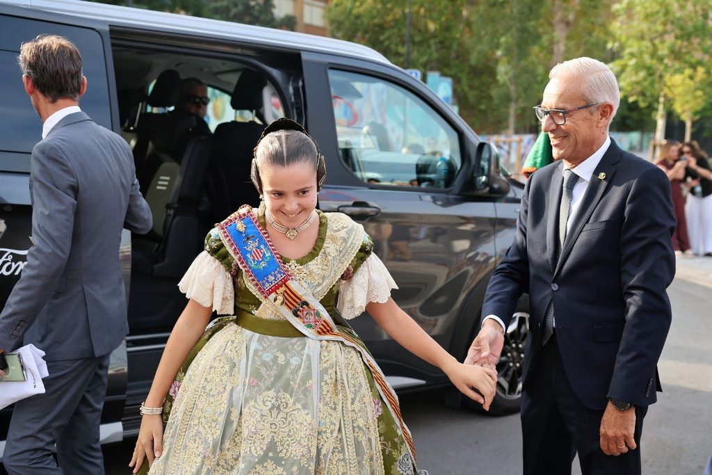 De elegidas a despedirse: Carmen Prades y Marta Mercader regresan al Roig Arena un año después 12 Las Falleras Mayores de Valencia Carmen Prades y Marta Mercader acompanadas por sus Cortes de Honor han llegado al Roig Arena 76 Mediana