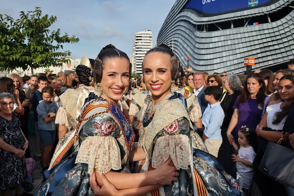 De elegidas a despedirse: Carmen Prades y Marta Mercader regresan al Roig Arena un año después 64 Las Falleras Mayores de Valencia Carmen Prades y Marta Mercader acompanadas por sus Cortes de Honor han llegado al Roig Arena 82 Mediana
