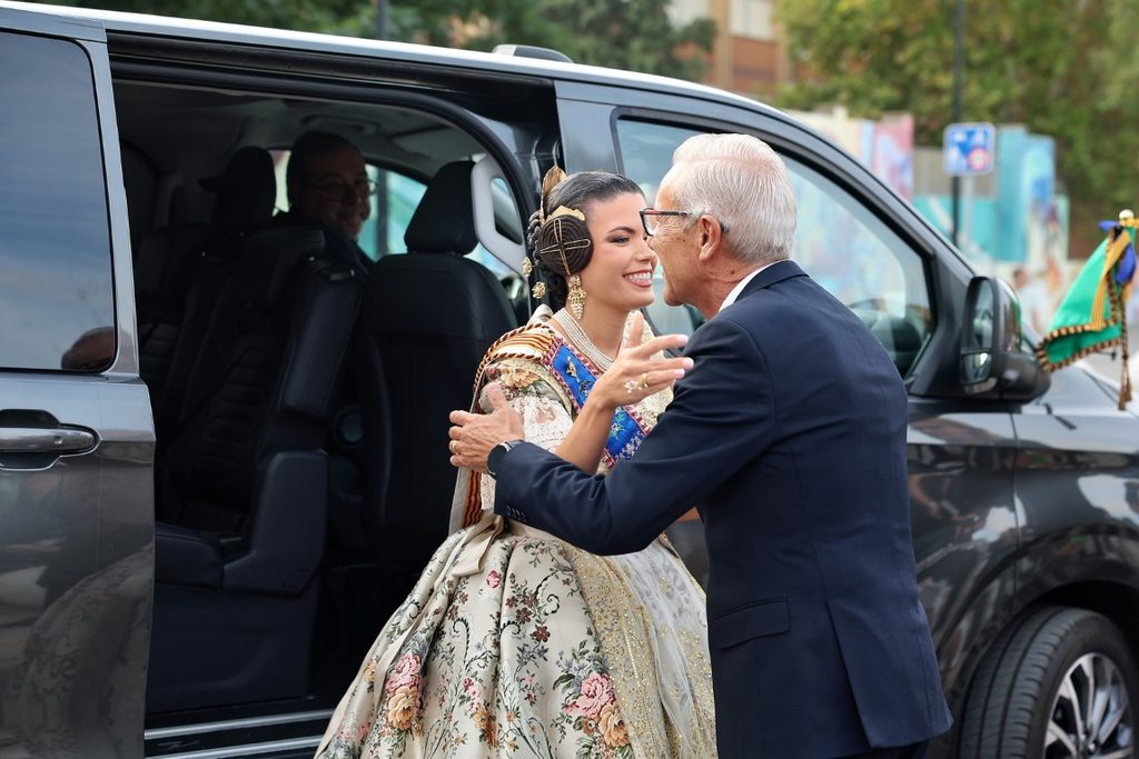 De elegidas a despedirse: Carmen Prades y Marta Mercader regresan al Roig Arena un año después 8 Las Falleras Mayores de Valencia Carmen Prades y Marta Mercader acompanadas por sus Cortes de Honor han llegado al Roig Arena 84 Mediana
