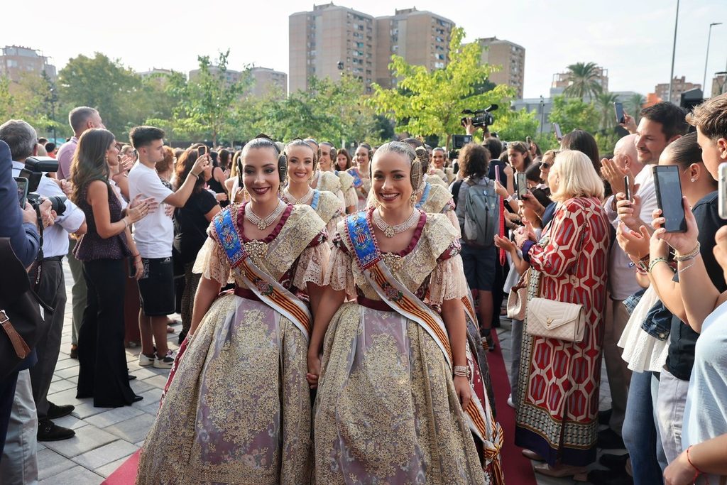 De elegidas a despedirse: Carmen Prades y Marta Mercader regresan al Roig Arena un año después 52 Las Falleras Mayores de Valencia Carmen Prades y Marta Mercader acompanadas por sus Cortes de Honor han llegado al Roig Arena 87 Mediana
