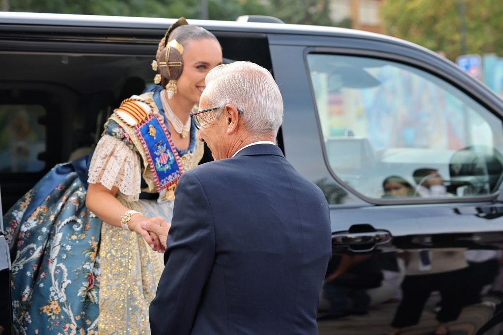 De elegidas a despedirse: Carmen Prades y Marta Mercader regresan al Roig Arena un año después 51 Las Falleras Mayores de Valencia Carmen Prades y Marta Mercader acompanadas por sus Cortes de Honor han llegado al Roig Arena 89 Mediana
