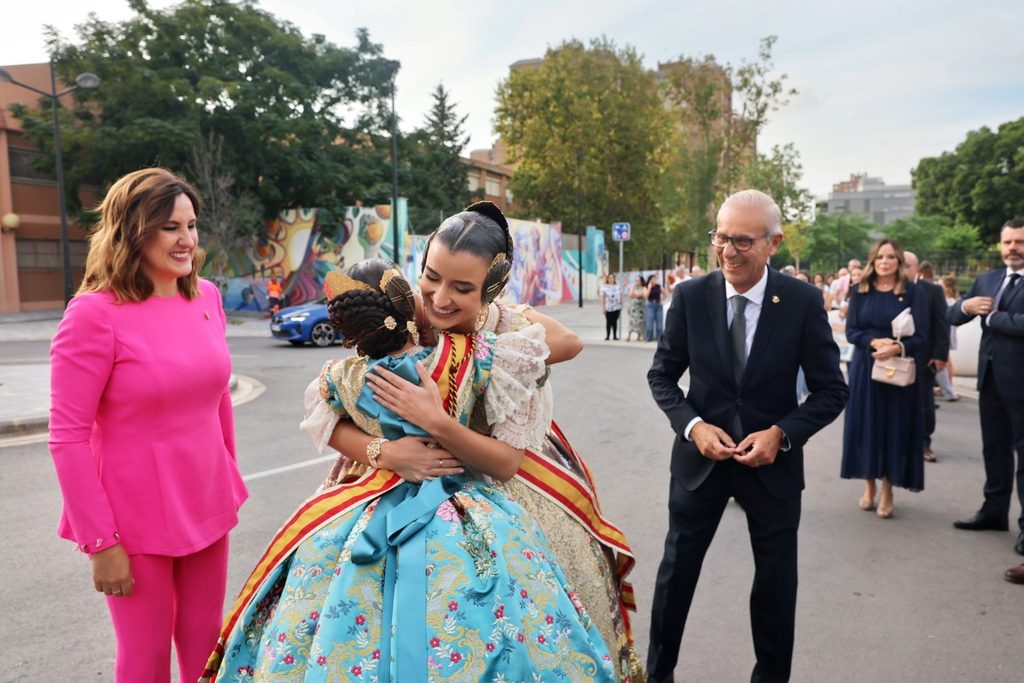 De elegidas a despedirse: Carmen Prades y Marta Mercader regresan al Roig Arena un año después 7 Las Falleras Mayores de Valencia Carmen Prades y Marta Mercader acompanadas por sus Cortes de Honor han llegado al Roig Arena 92 Mediana