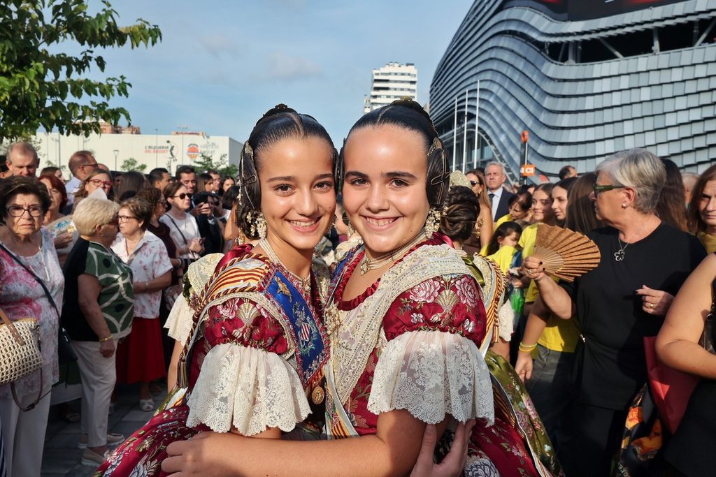 De elegidas a despedirse: Carmen Prades y Marta Mercader regresan al Roig Arena un año después 4 Las Falleras Mayores de Valencia Carmen Prades y Marta Mercader acompanadas por sus Cortes de Honor han llegado al Roig Arena 93 Mediana