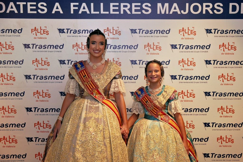 De elegidas a despedirse: Carmen Prades y Marta Mercader regresan al Roig Arena un año después 2 Las Falleras Mayores de Valencia Carmen Prades y Marta Mercader acompanadas por sus Cortes de Honor han llegado al Roig Arena 94 Mediana