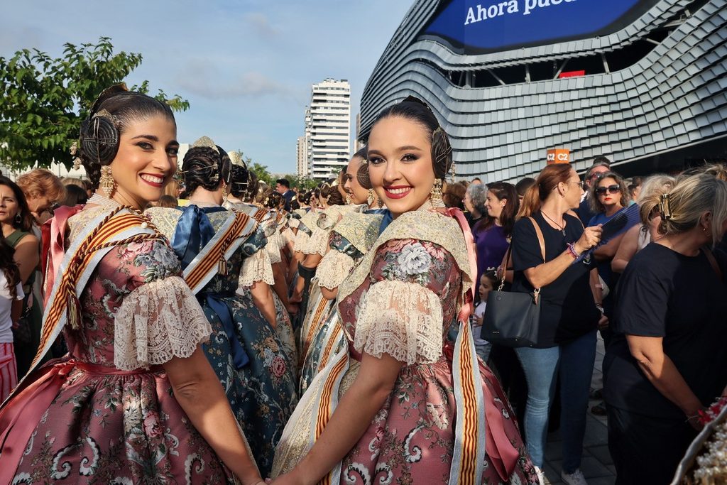 De elegidas a despedirse: Carmen Prades y Marta Mercader regresan al Roig Arena un año después 48 Las Falleras Mayores de Valencia Carmen Prades y Marta Mercader acompanadas por sus Cortes de Honor han llegado al Roig Arena 98 Mediana