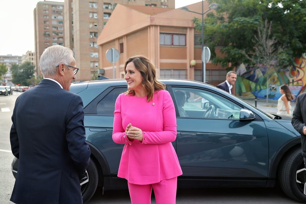De elegidas a despedirse: Carmen Prades y Marta Mercader regresan al Roig Arena un año después 46 Las Falleras Mayores de Valencia Carmen Prades y Marta Mercader acompanadas por sus Cortes de Honor han llegado al Roig Arena 99 Mediana