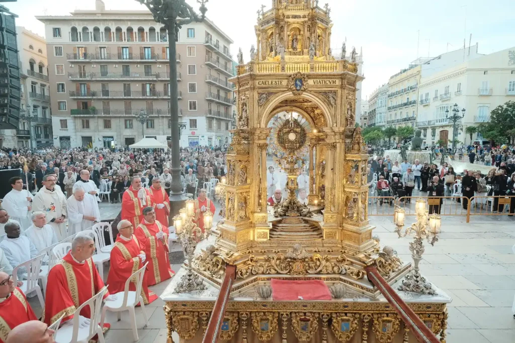 La historica Custodia recorre Valencia en una celebracion del Santo Caliz centrada en la caridad 1
