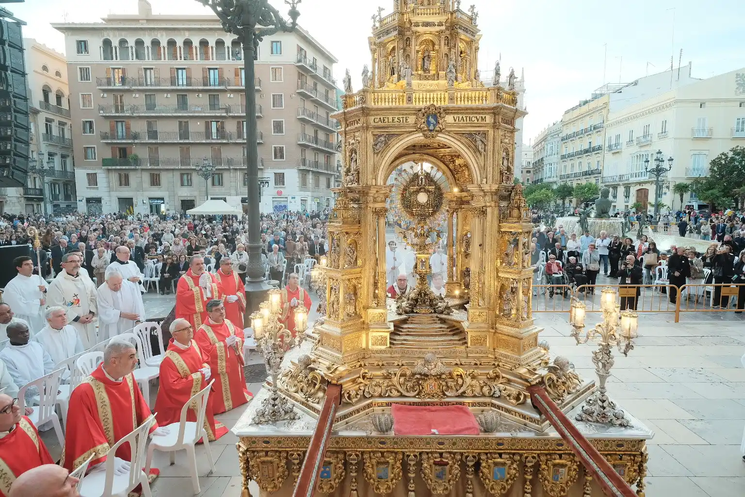 La historica Custodia recorre Valencia en una celebracion del Santo Caliz centrada en la caridad 1