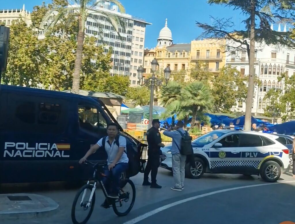 El Ayuntamiento de València suspende la mascletà del 9 d’Octubre por la acampada de la plaza 1 Screenshot 20261008 155957 Gallery